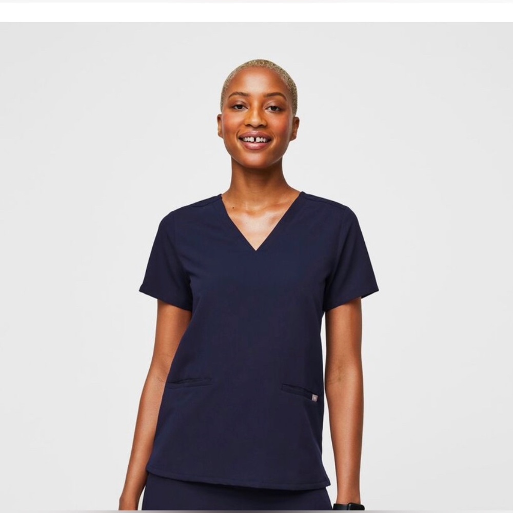 Figs Casma™ Three-Pocket Scrub Top